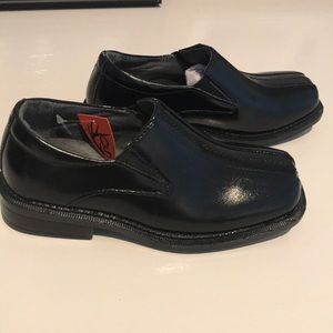 NWT size 10 kids dress shoe
